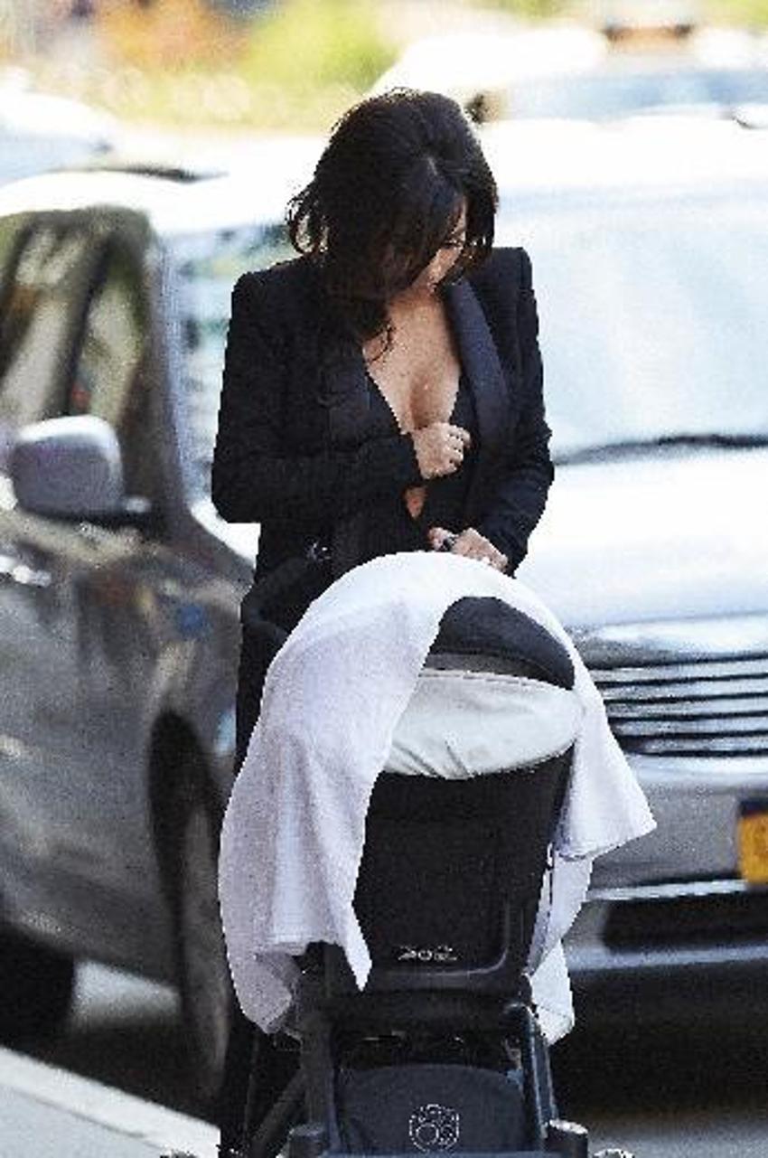 Kim Kardashian içine bir şey giymeyi unuttu