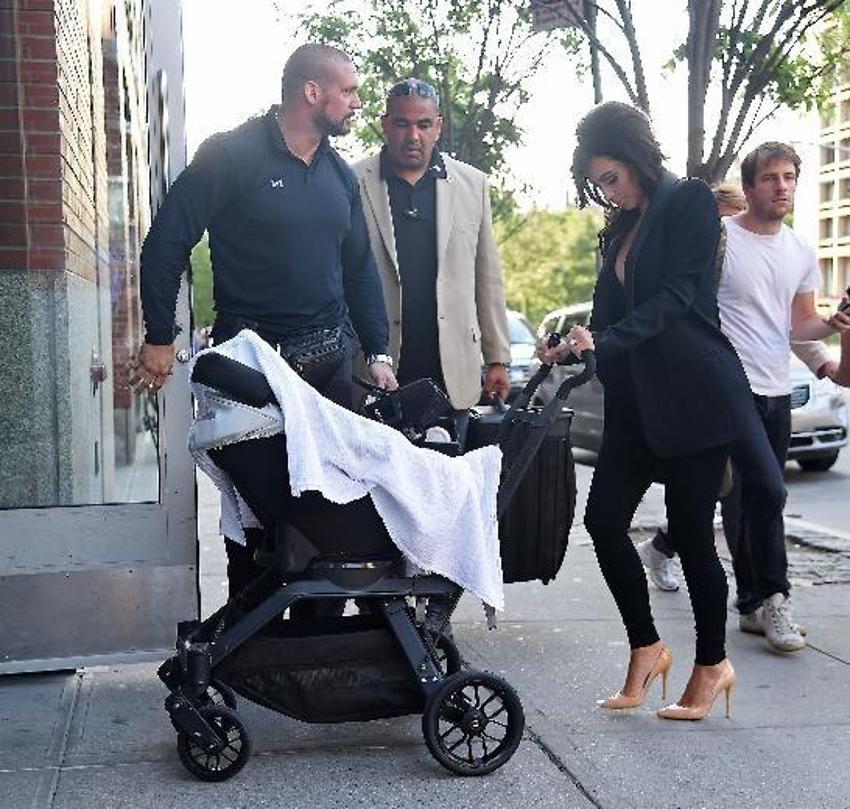 Kim Kardashian içine bir şey giymeyi unuttu