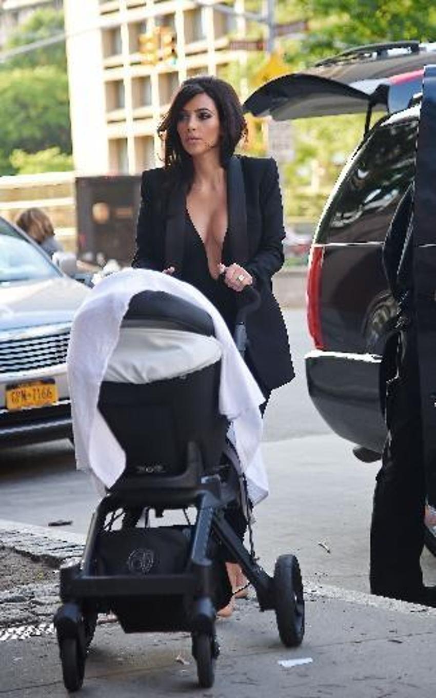 Kim Kardashian içine bir şey giymeyi unuttu