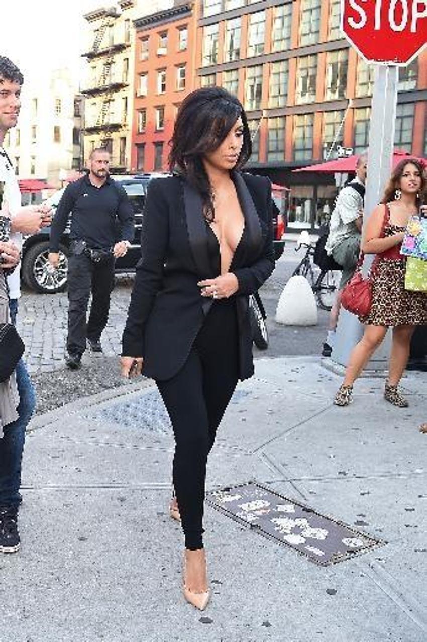 Kim Kardashian içine bir şey giymeyi unuttu