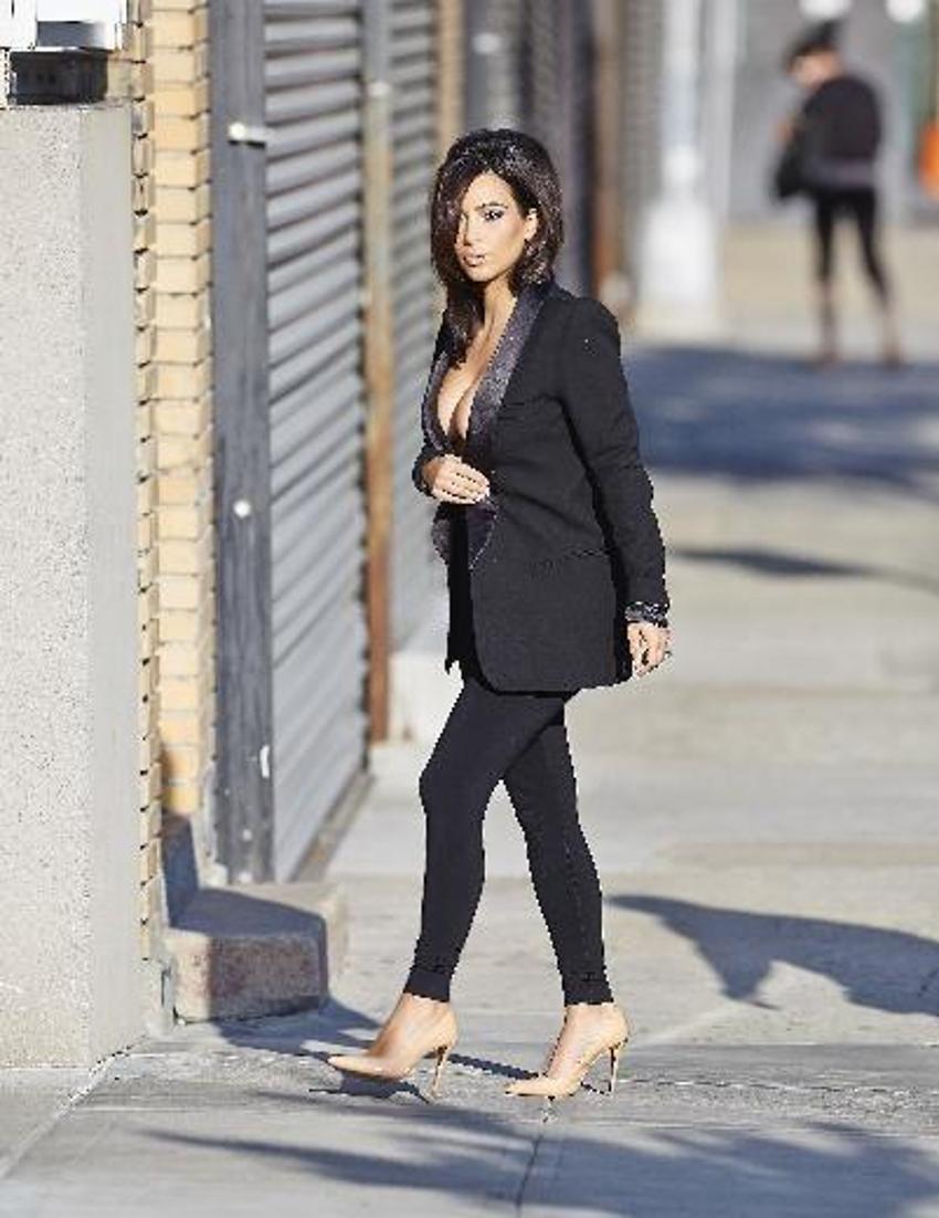 Kim Kardashian içine bir şey giymeyi unuttu