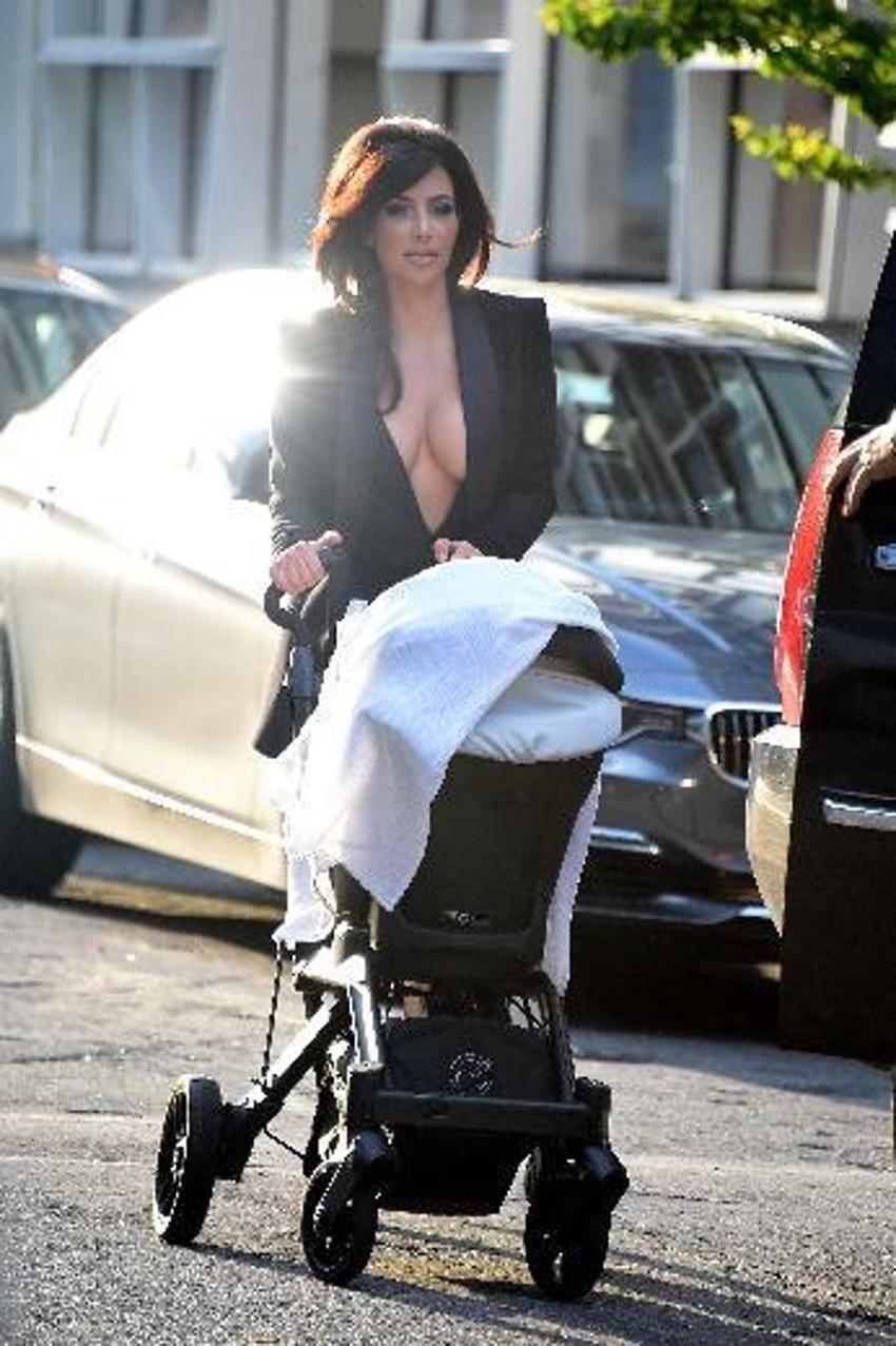 Kim Kardashian içine bir şey giymeyi unuttu
