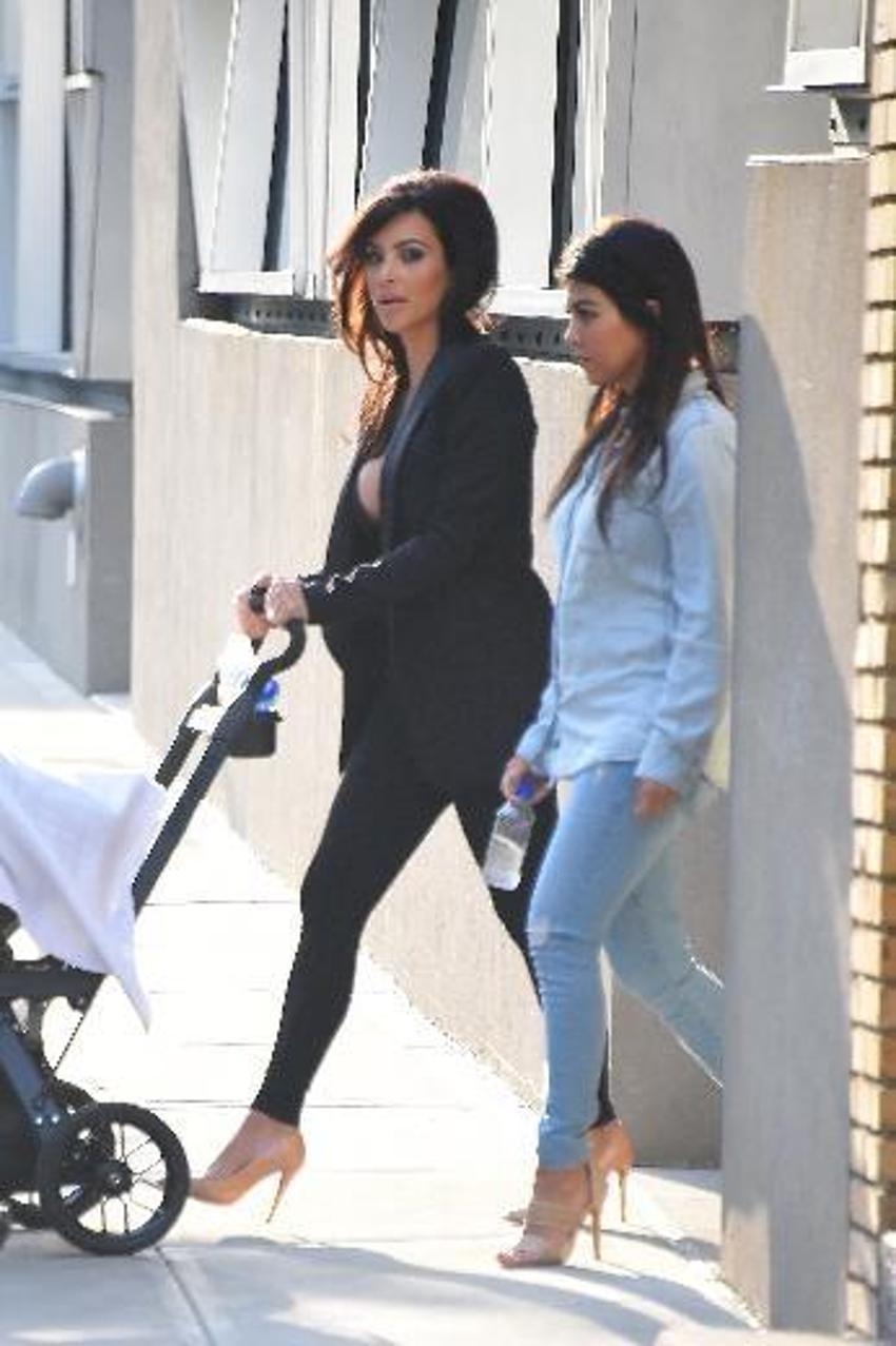 Kim Kardashian içine bir şey giymeyi unuttu