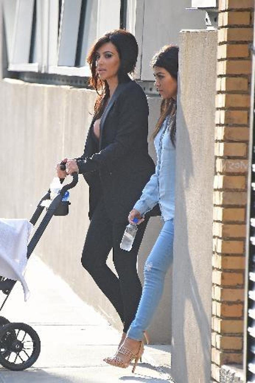 Kim Kardashian içine bir şey giymeyi unuttu