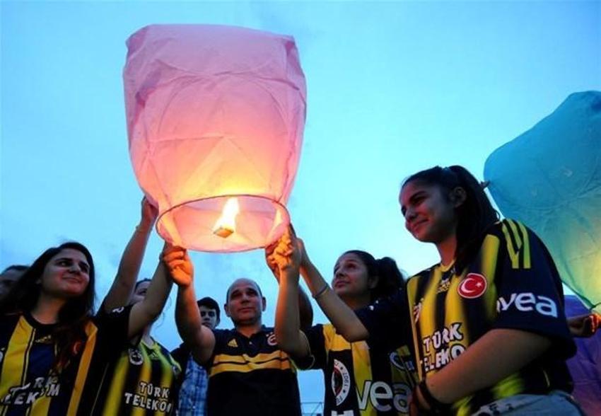 İzmir´de ´Adalete Fener yak´