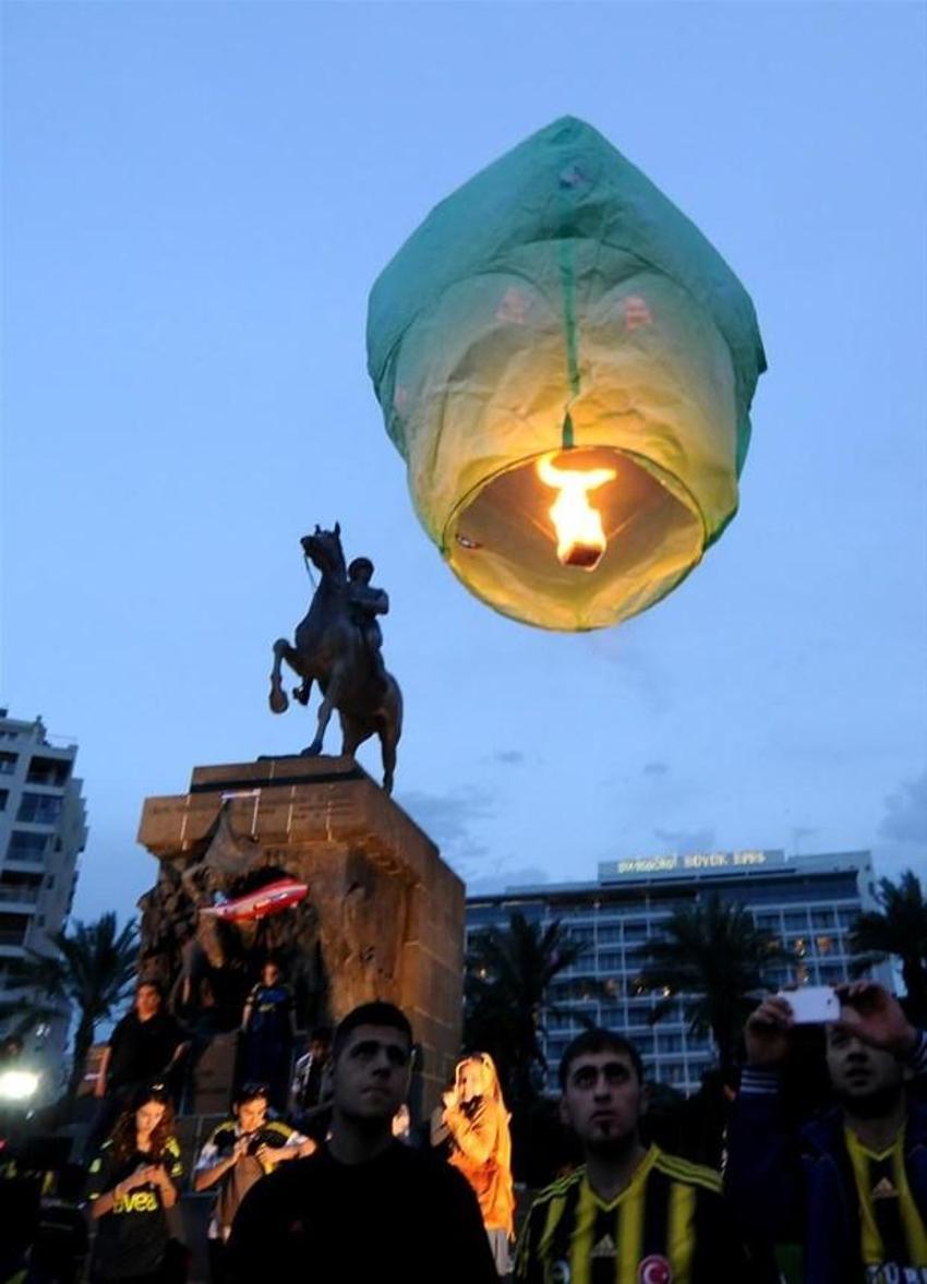 İzmir´de ´Adalete Fener yak´