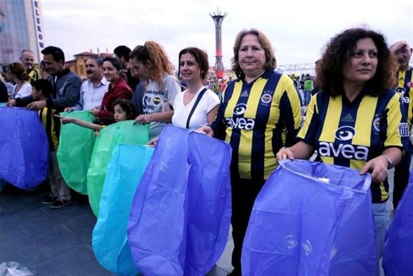 İzmir´de ´Adalete Fener yak´