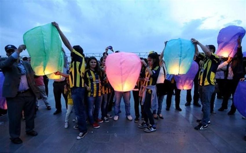 İzmir´de ´Adalete Fener yak´