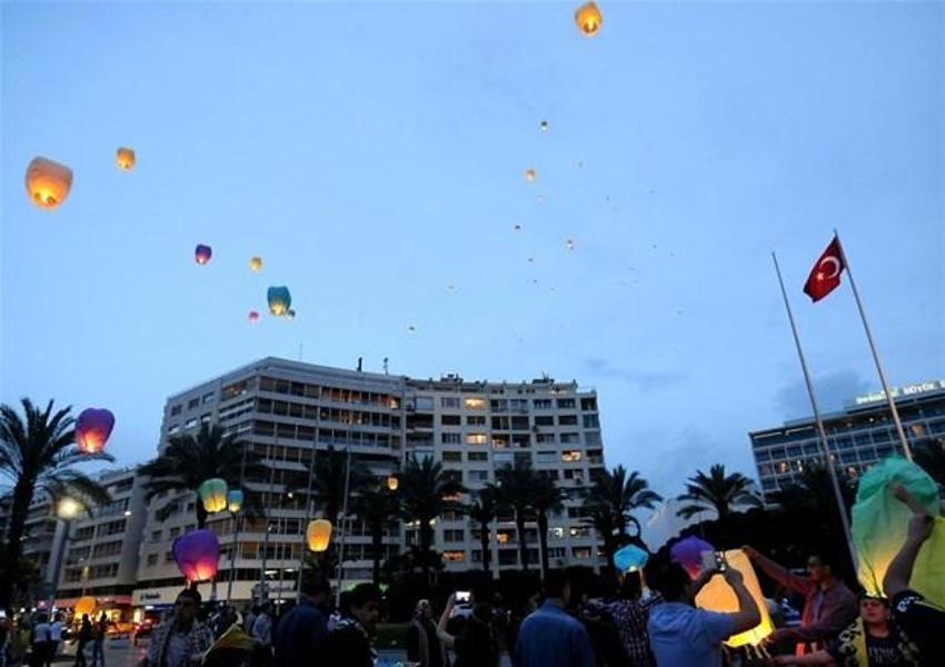 İzmir´de ´Adalete Fener yak´