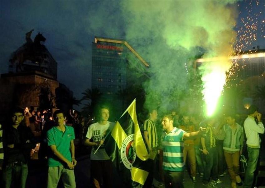 İzmir´de ´Adalete Fener yak´