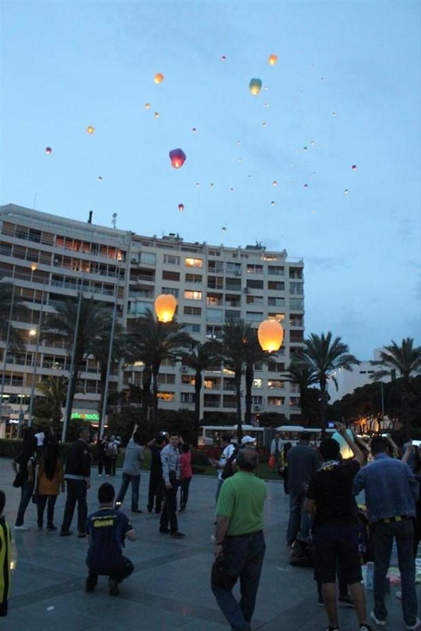 İzmir´de ´Adalete Fener yak´