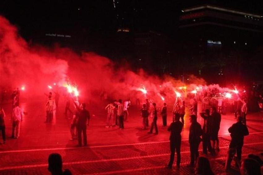 İzmir´de ´Adalete Fener yak´