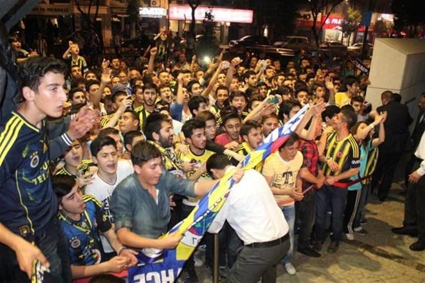 İzmir´de ´Adalete Fener yak´