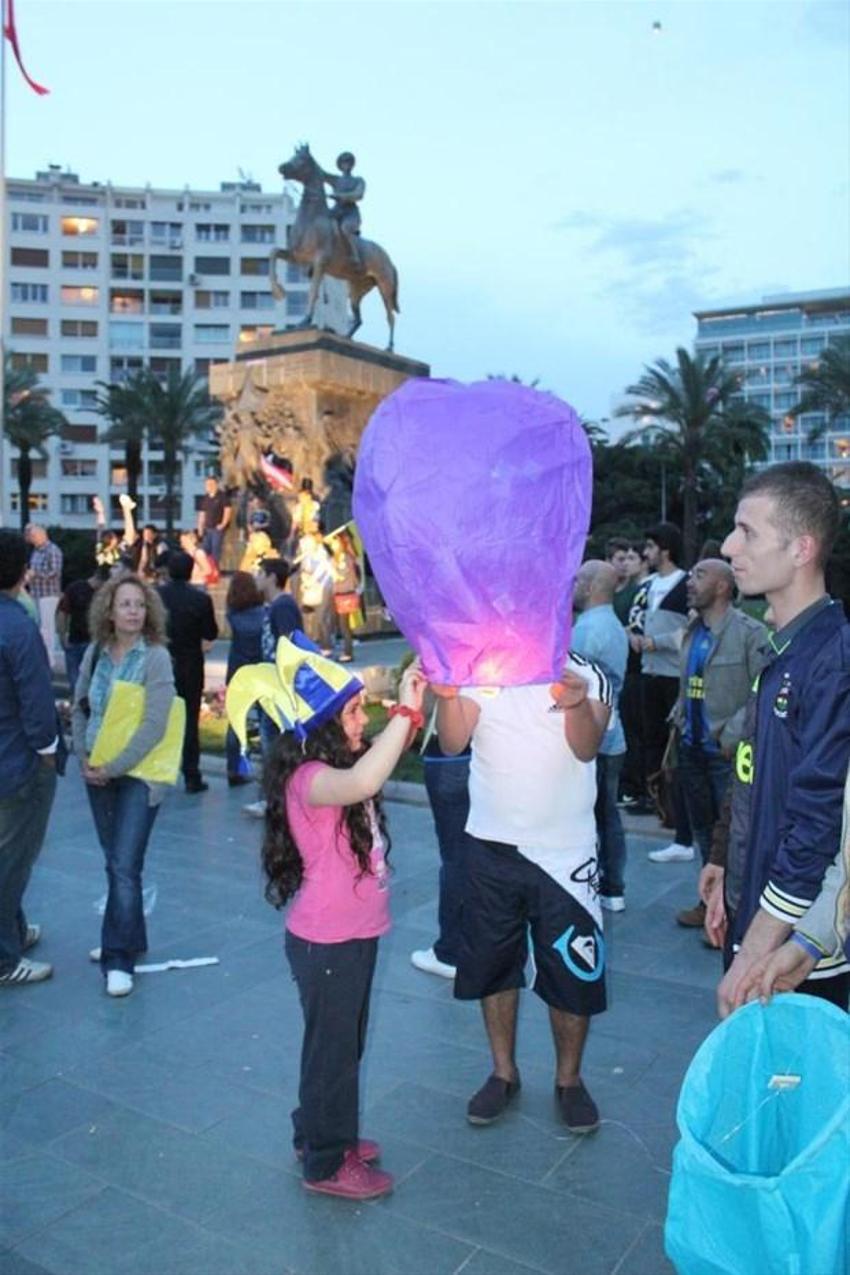 İzmir´de ´Adalete Fener yak´