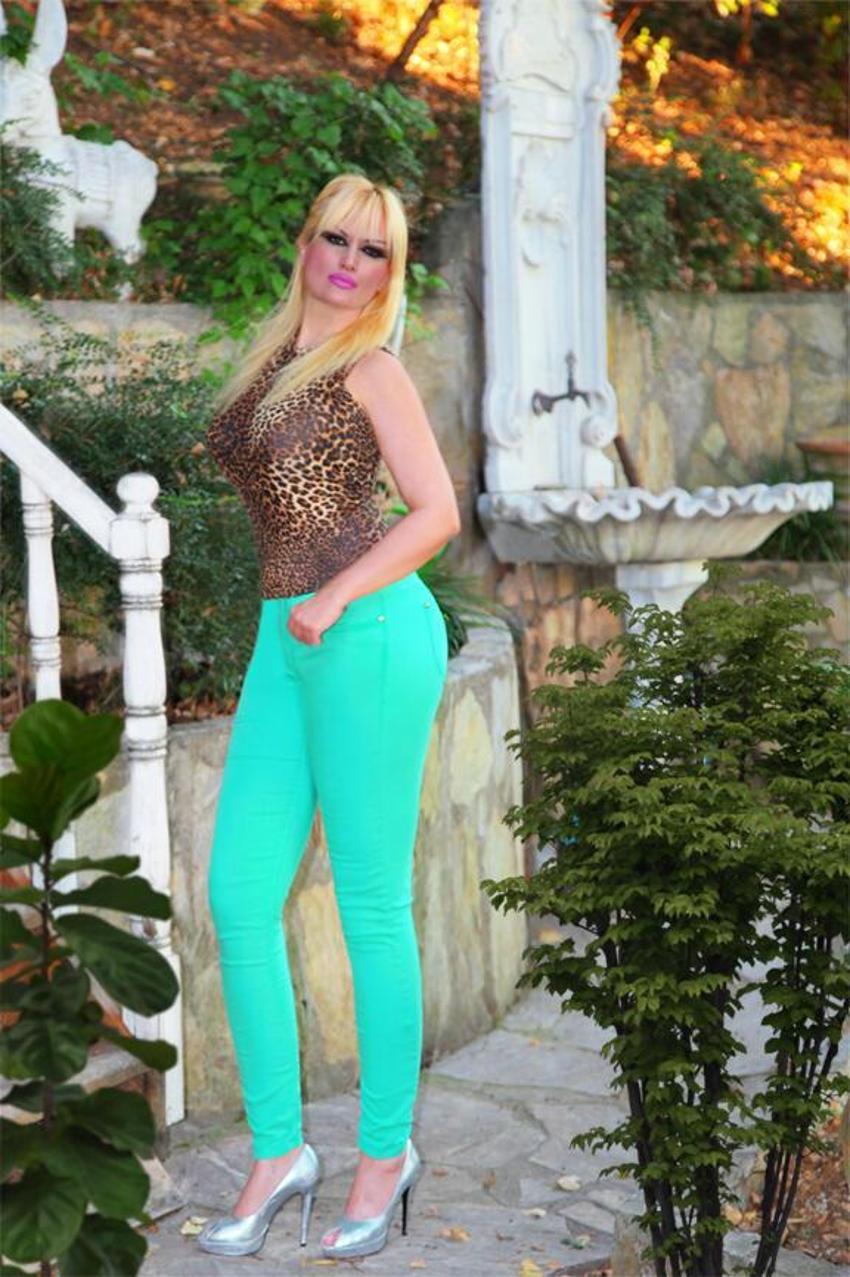 Adnan Oktar'ın kediciği Tülay Kumaşçı