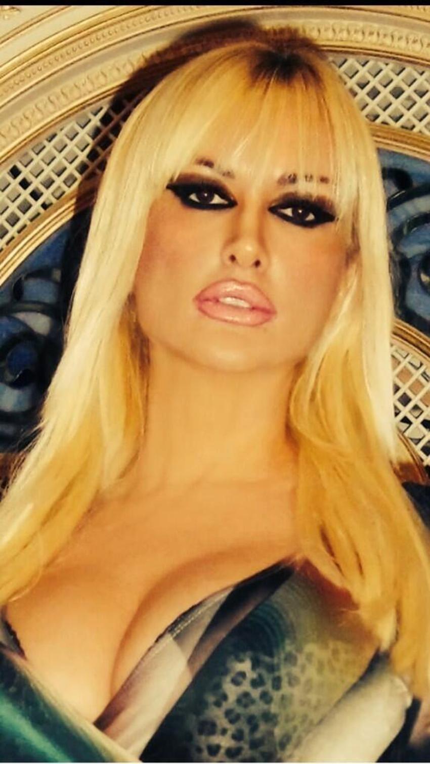 Adnan Oktar'ın kediciği Tülay Kumaşçı