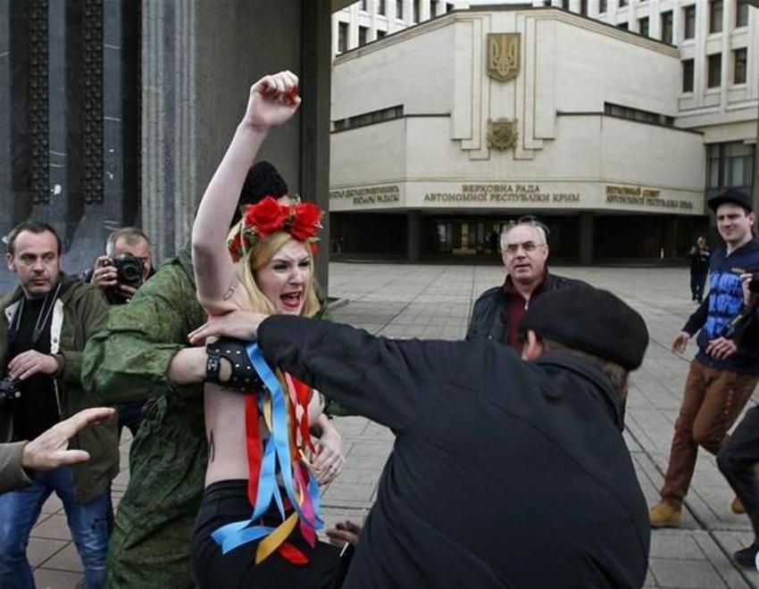 FEMEN'den bayrak yakma kampanyası