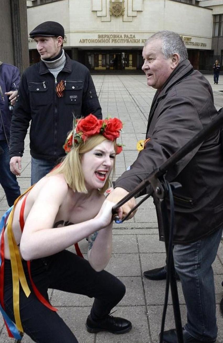 FEMEN'den bayrak yakma kampanyası