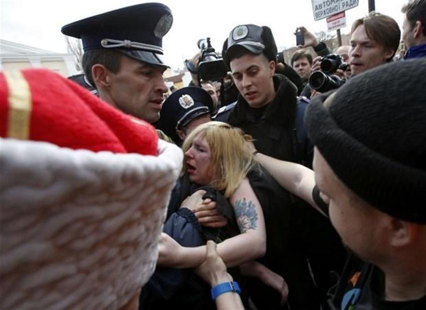 FEMEN'den bayrak yakma kampanyası