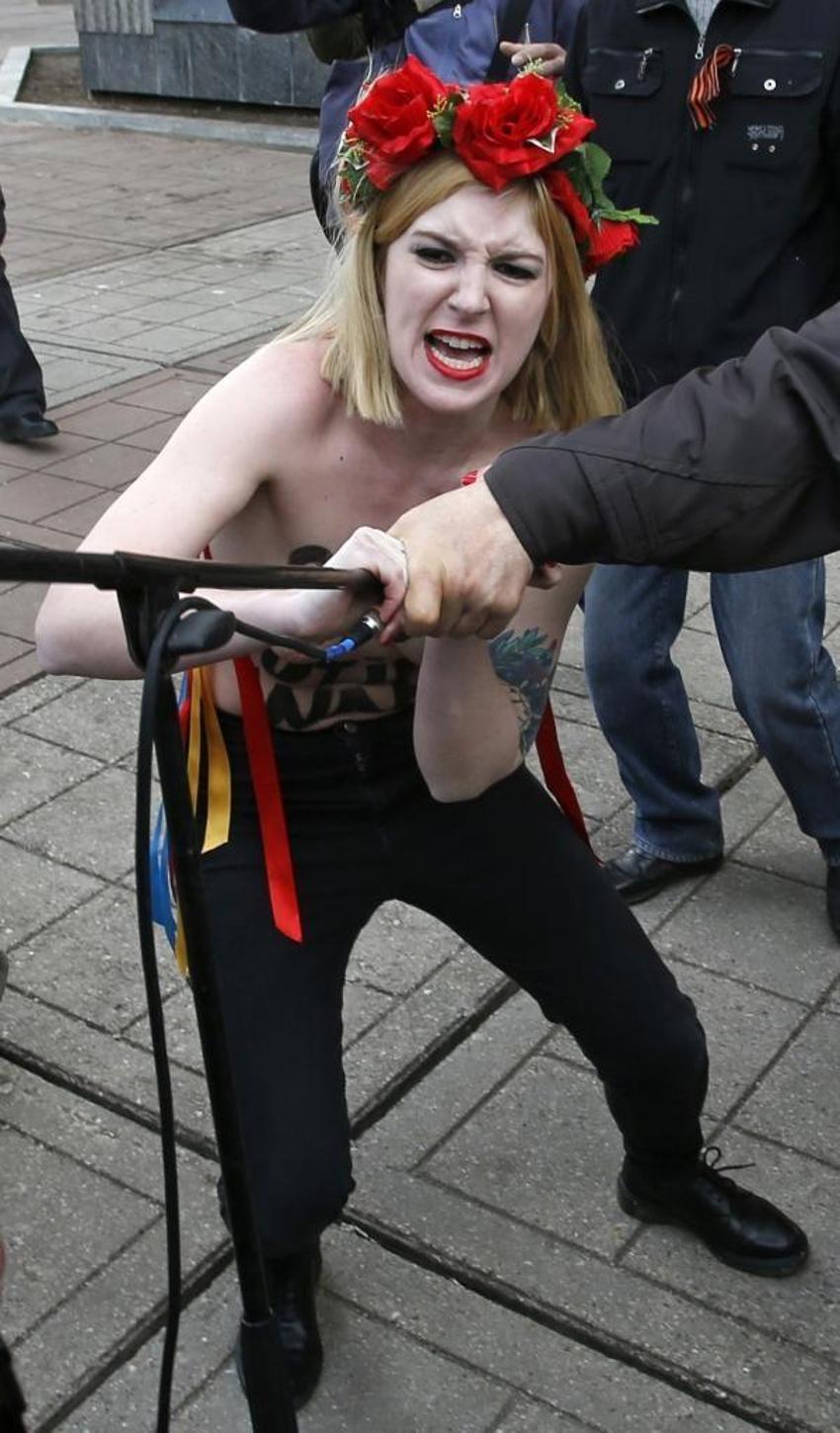 FEMEN'den bayrak yakma kampanyası