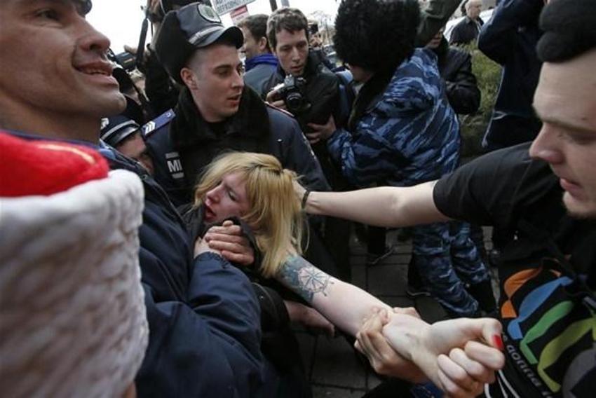 FEMEN'den bayrak yakma kampanyası