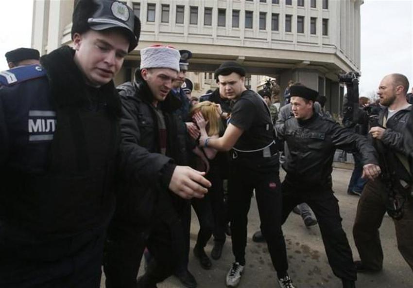 FEMEN'den bayrak yakma kampanyası