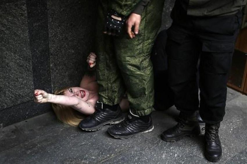 FEMEN'den bayrak yakma kampanyası