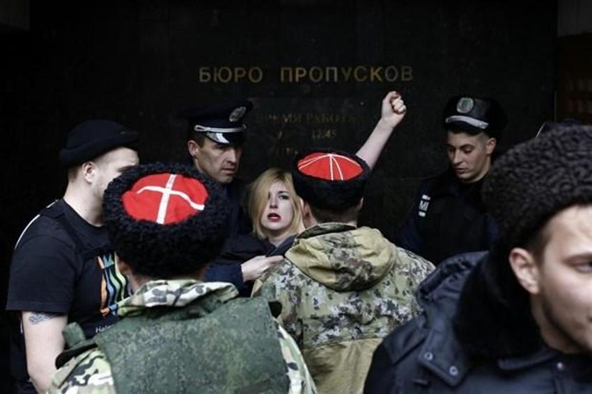 FEMEN'den bayrak yakma kampanyası