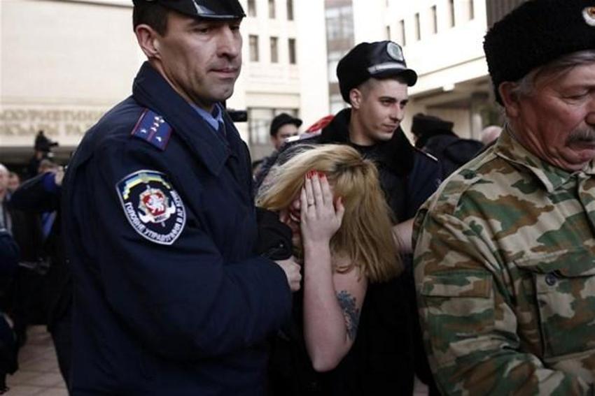 FEMEN'den bayrak yakma kampanyası
