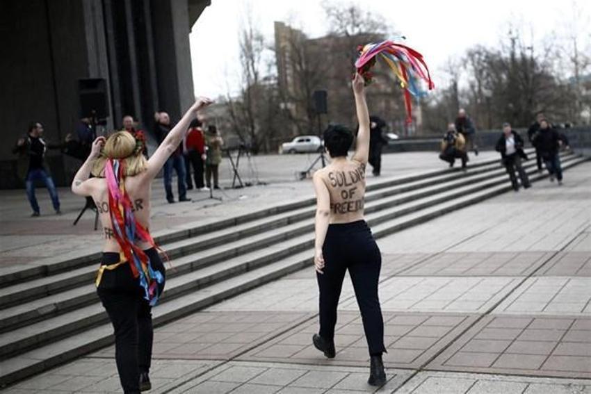 FEMEN'den bayrak yakma kampanyası