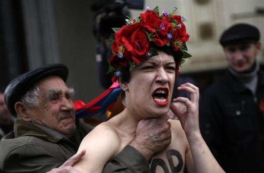 FEMEN'den bayrak yakma kampanyası