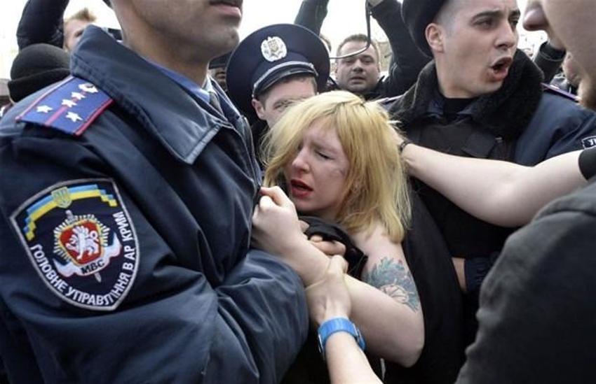 FEMEN'den bayrak yakma kampanyası