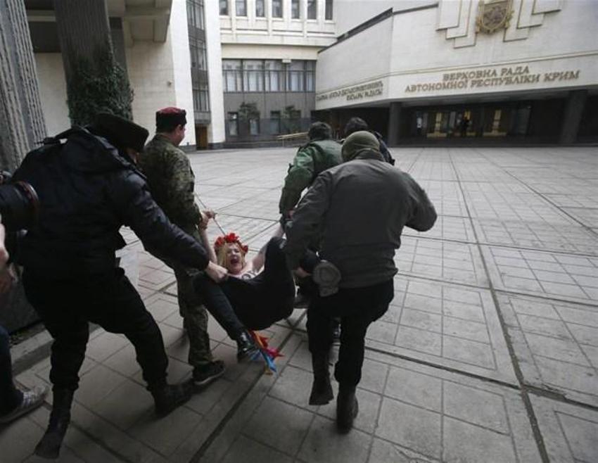 FEMEN'den bayrak yakma kampanyası