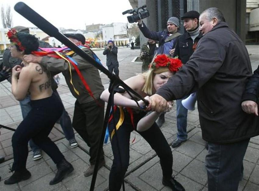 FEMEN'den bayrak yakma kampanyası