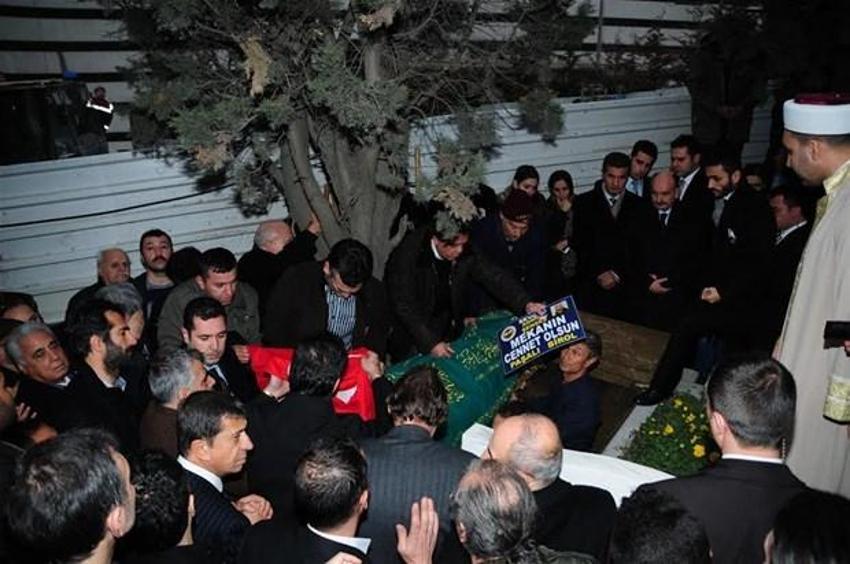 Adnan Şenses son yolculuğuna uğurlandı