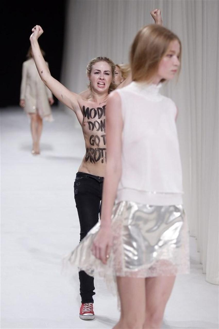 FEMEN defile bastı