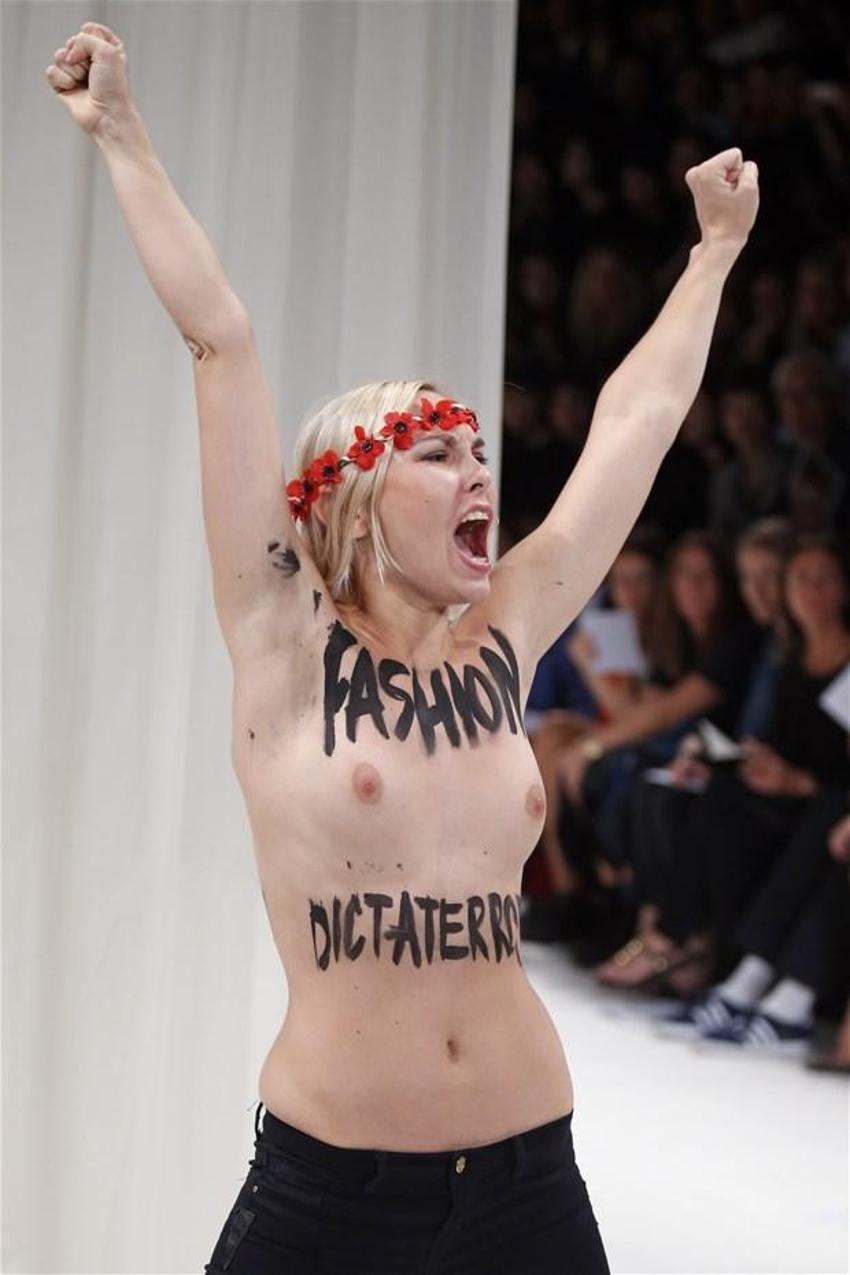 FEMEN defile bastı
