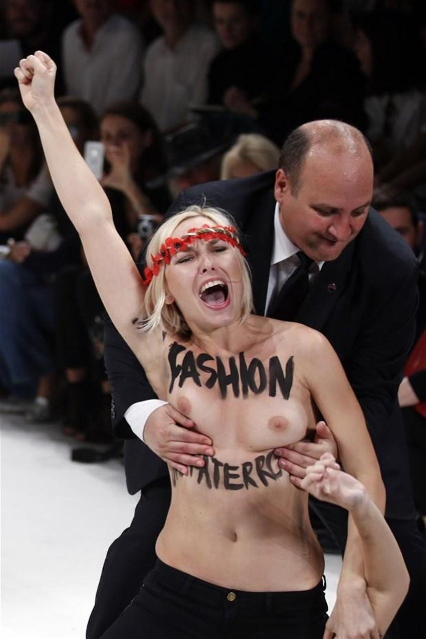 FEMEN defile bastı