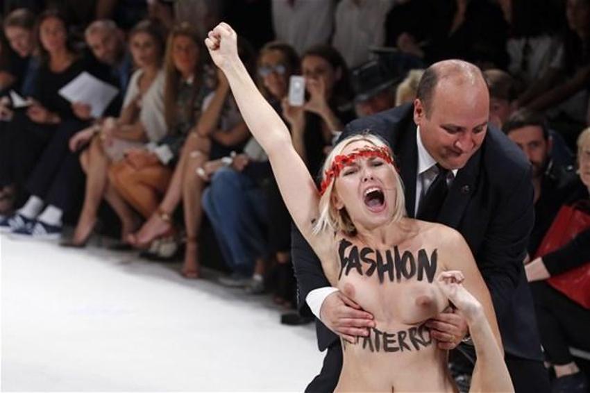 FEMEN defile bastı