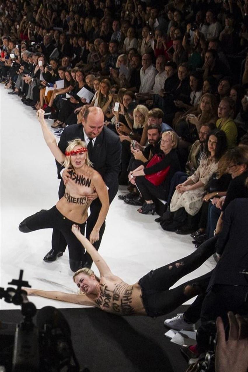 FEMEN defile bastı
