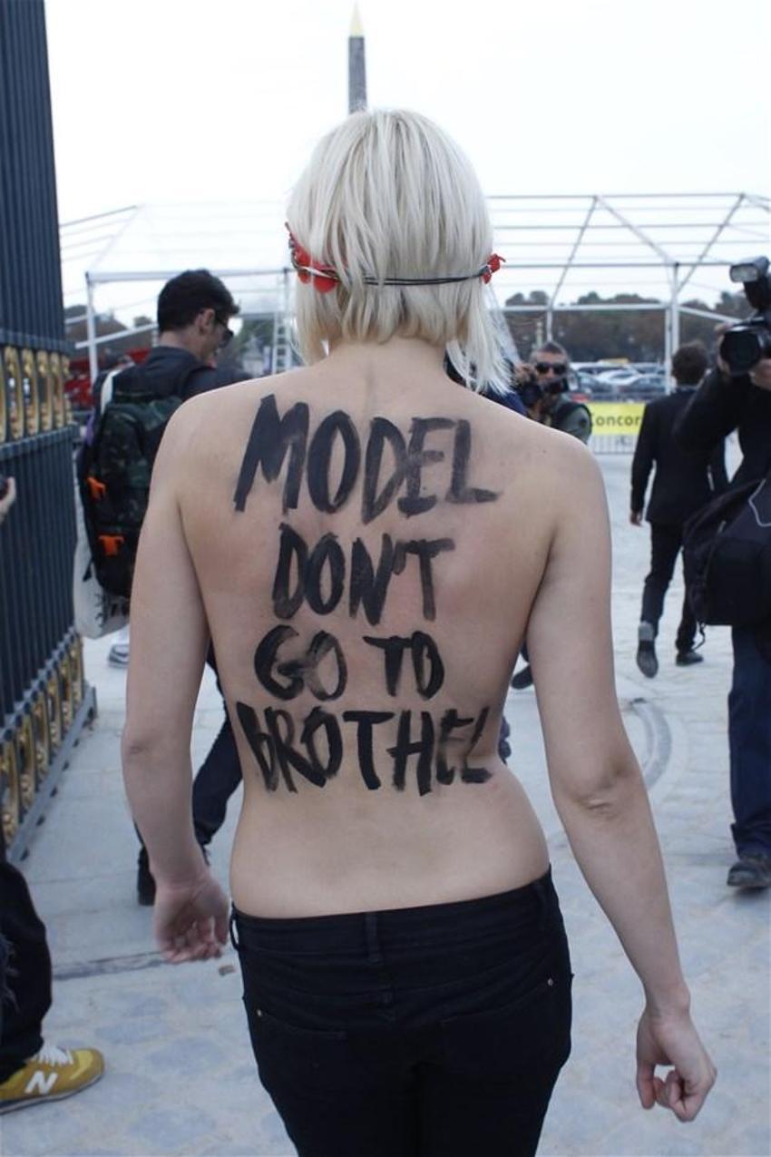 FEMEN defile bastı