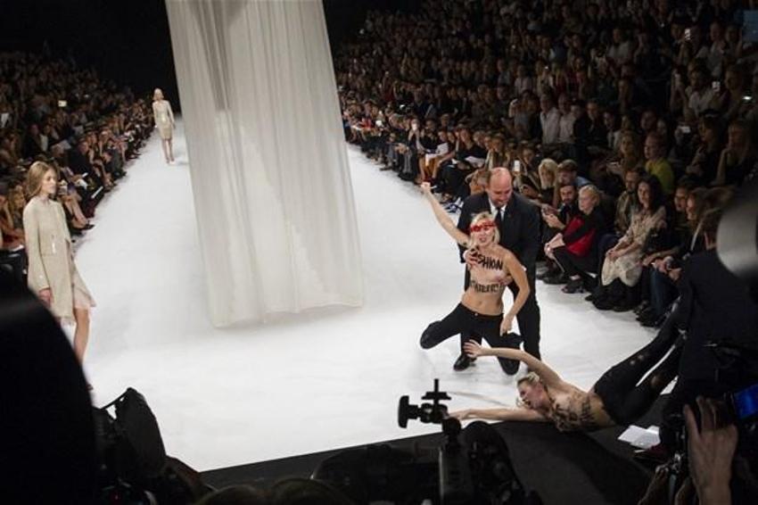 FEMEN defile bastı