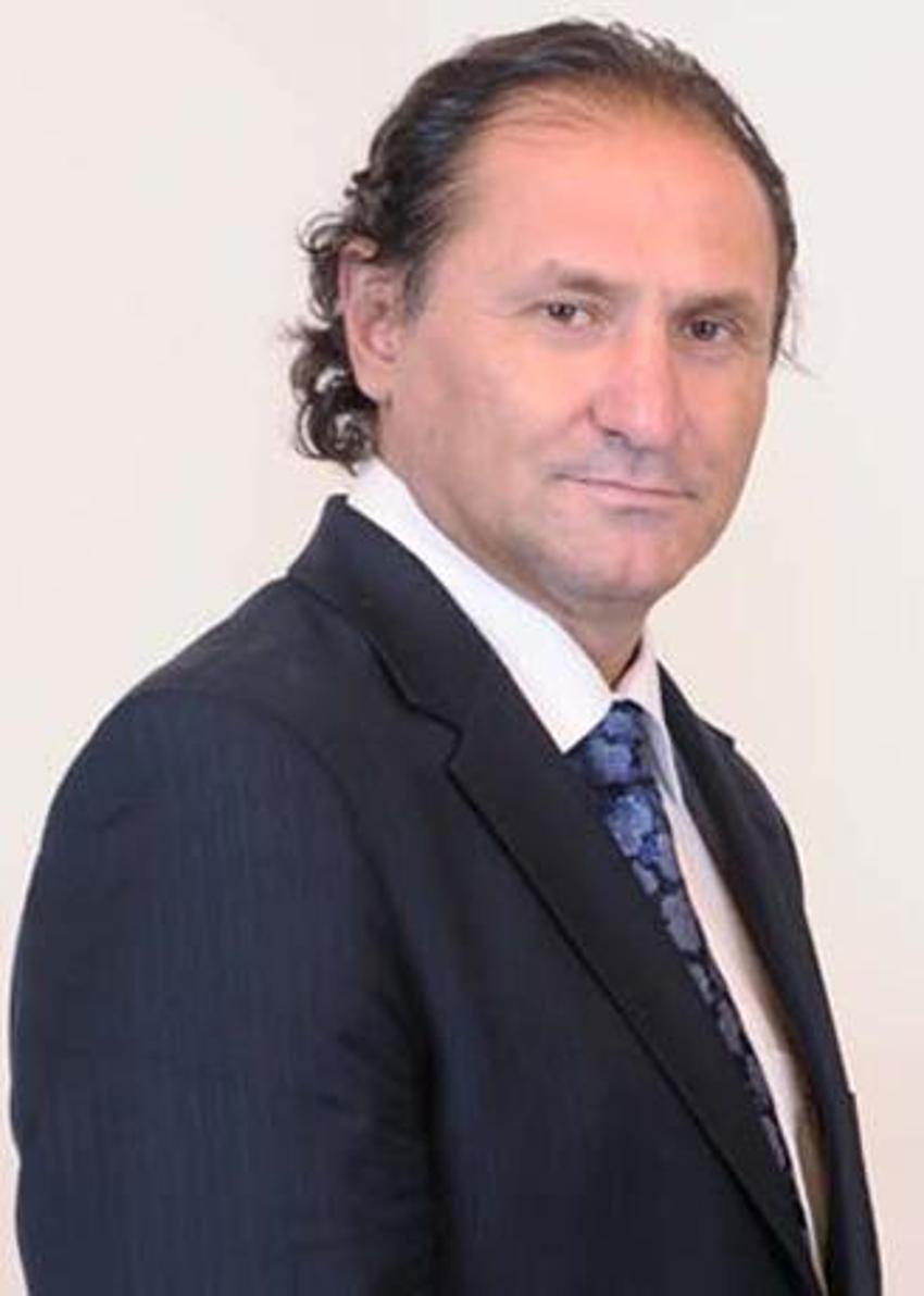 Selçuk Yula kimdir?