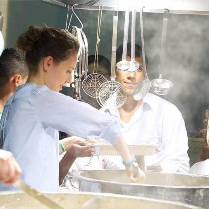 Esma Esad iftarlık dağıttı