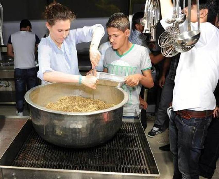 Esma Esad iftarlık dağıttı