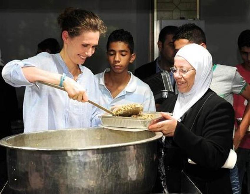 Esma Esad iftarlık dağıttı