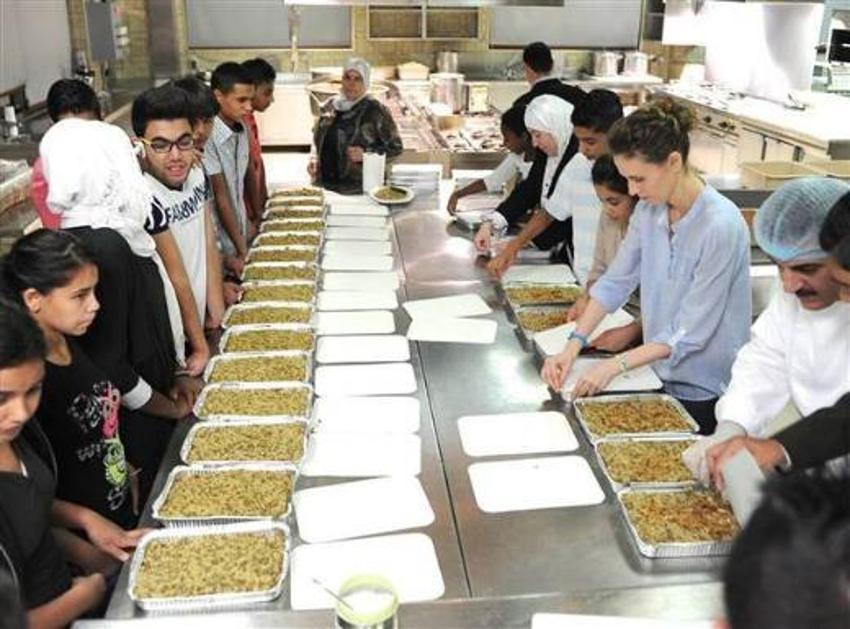 Esma Esad iftarlık dağıttı