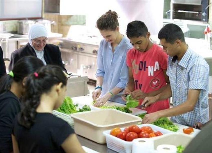 Esma Esad iftarlık dağıttı