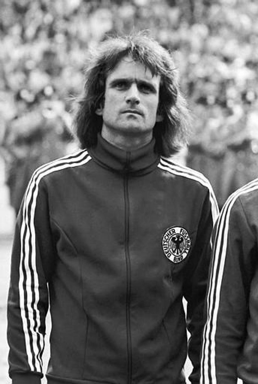 Futbol tarihinin 50 en iyi ortasaha oyuncusu