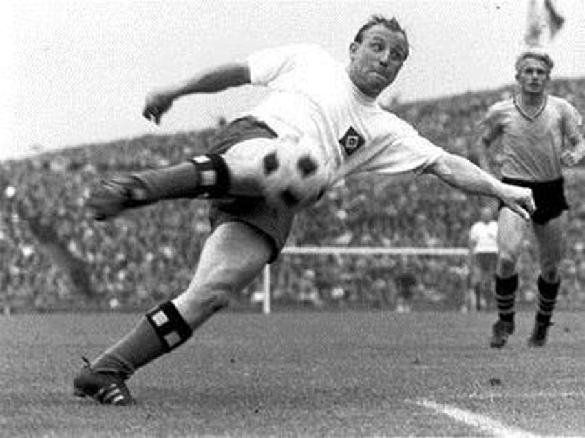 Futbol tarihinin 50 en iyi ortasaha oyuncusu